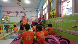 Siswa mendengarkan cerita dari Guru