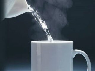 Segelas Air Putih Hangat Di Pagi Hari